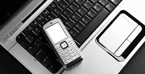 mobiltelefon på en laptop