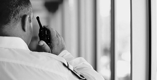 mand snakker i radio